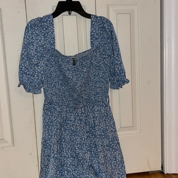 NWOT Puffer sleeve floral dress - Picture 3 of 5